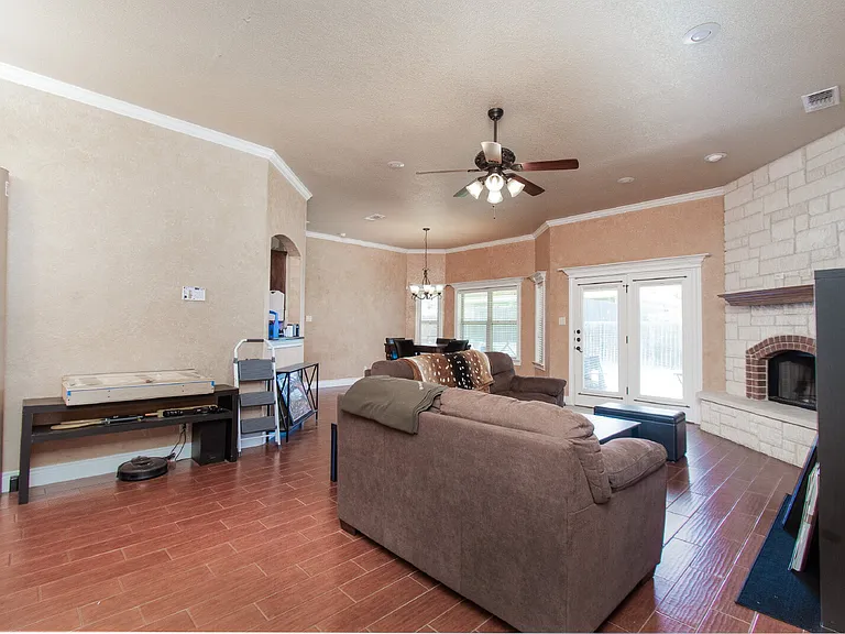 2513 Jackson Dr — Photo 4