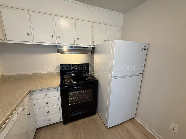 809 Denton Cir — Photo 15