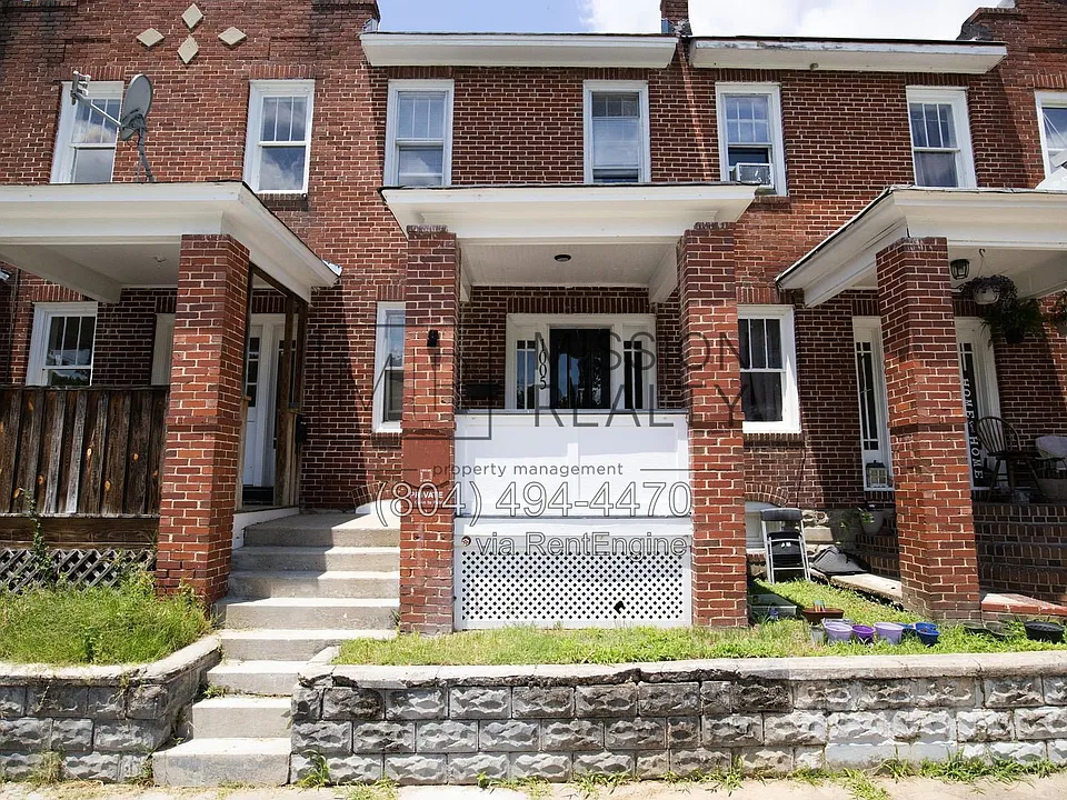 1005 Bank St