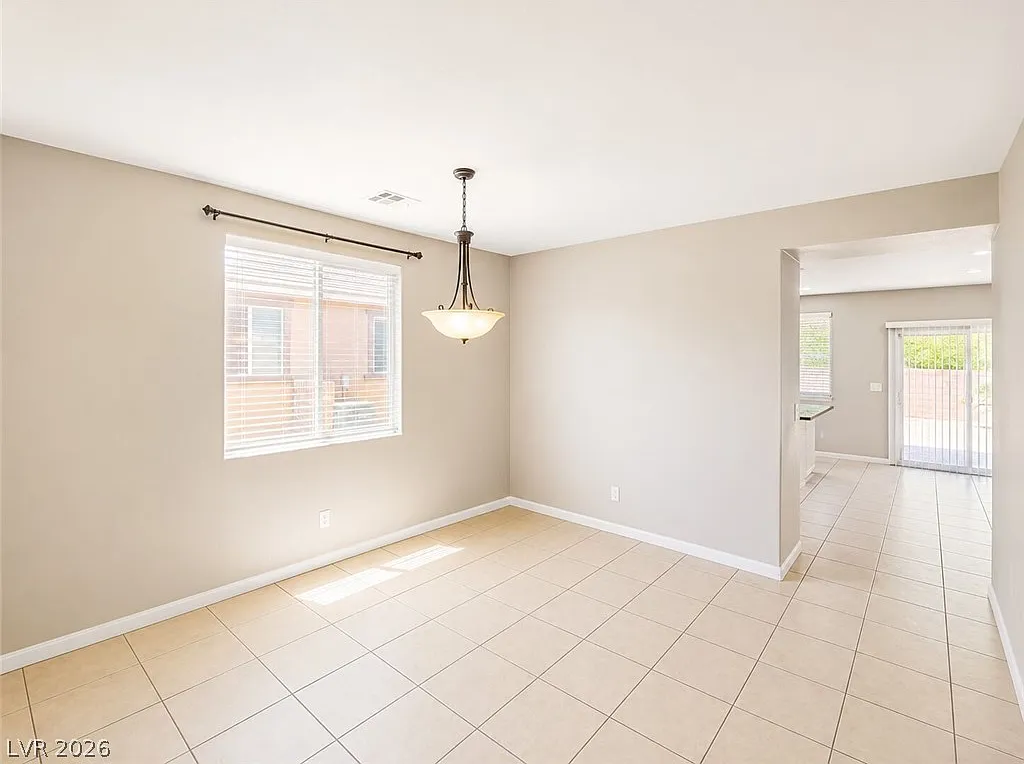 5 bed, 3.0 bath, 3095 sqft, $3,200 — Photo 4