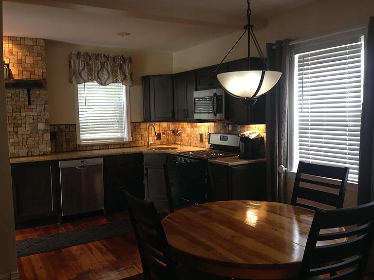 825 E Washington Ave — Photo 2
