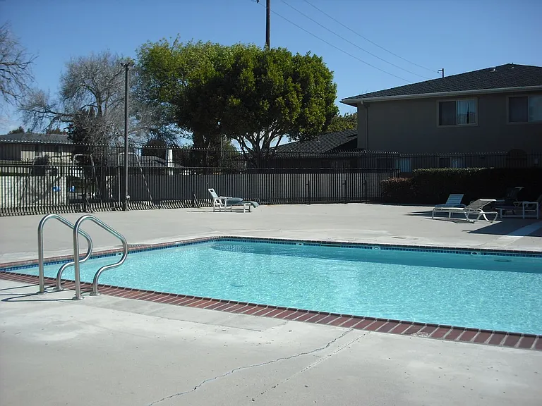 2692 Victoria Ave — Photo 10