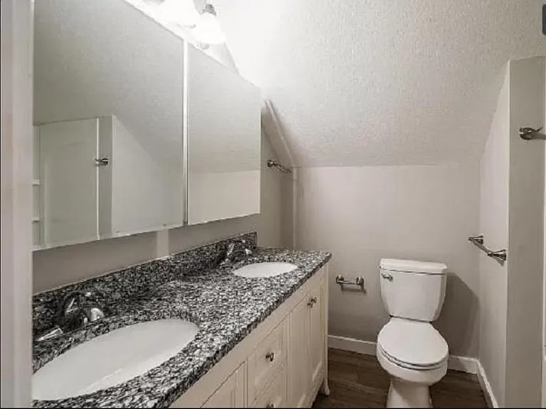 305 S Green St — Photo 18