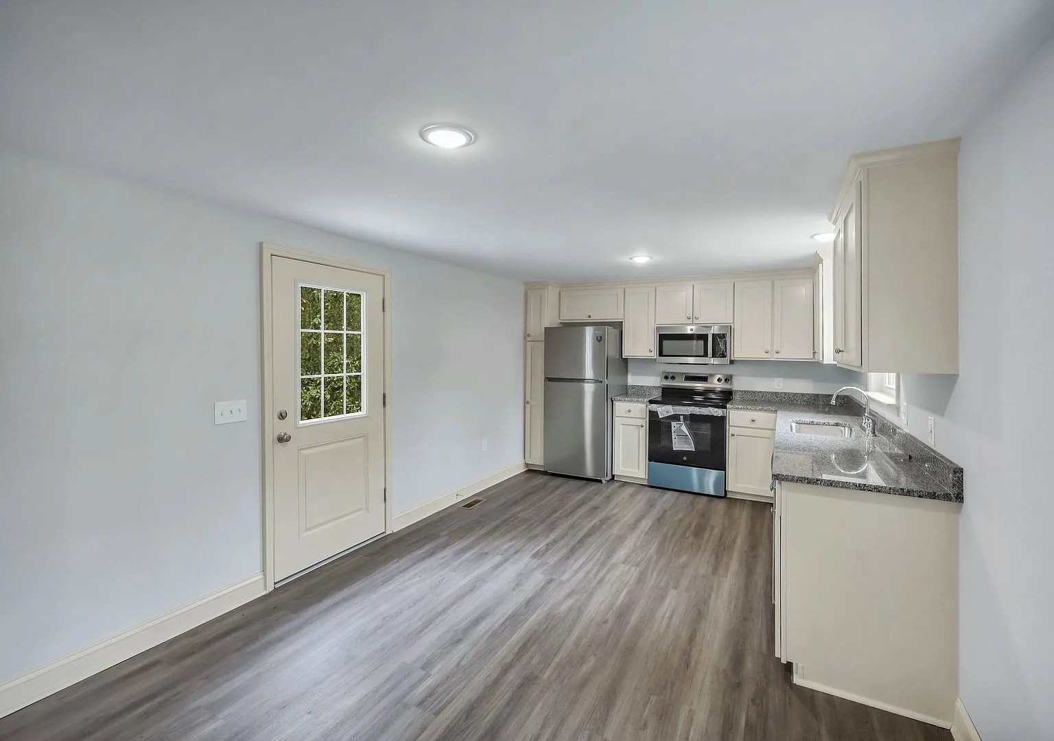 Completely Remodeled 3BR Home in Lexington with Granite Countertops & New Stainless Steel Appliances — Photo 4