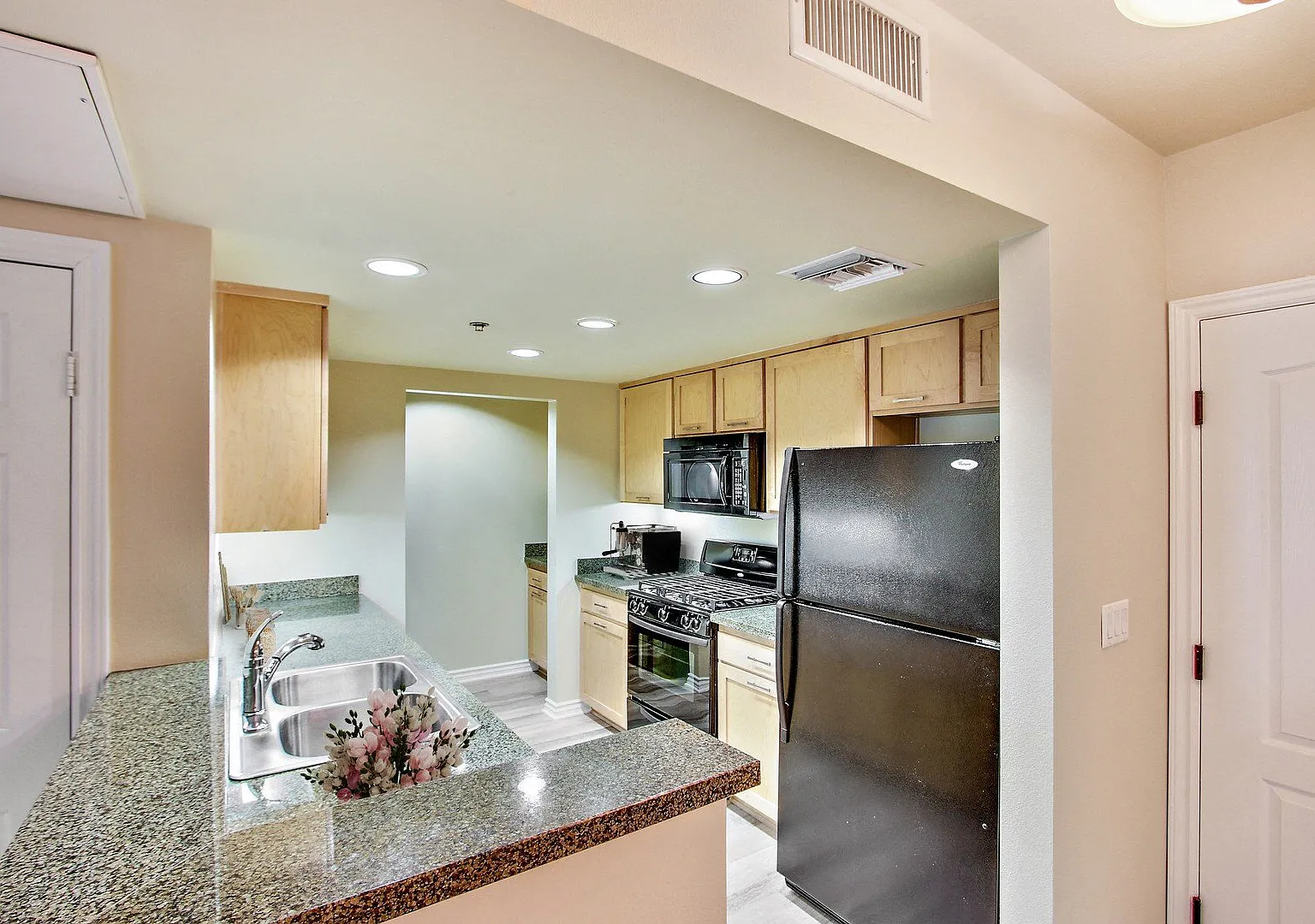 Olive Encino — Photo 1