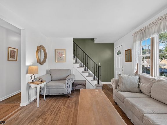 2nd image of 162 Wootton St