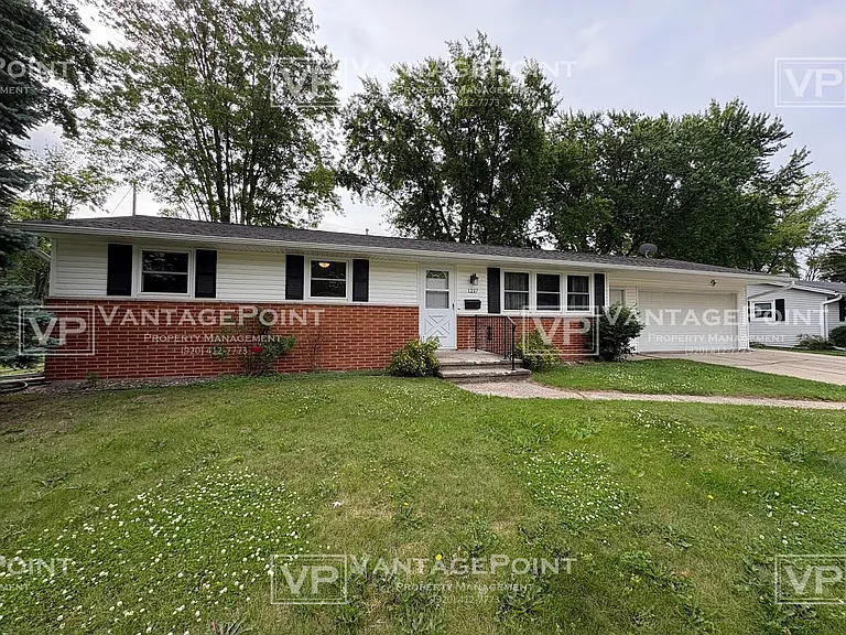 1217 Driftwood Dr — Photo 2