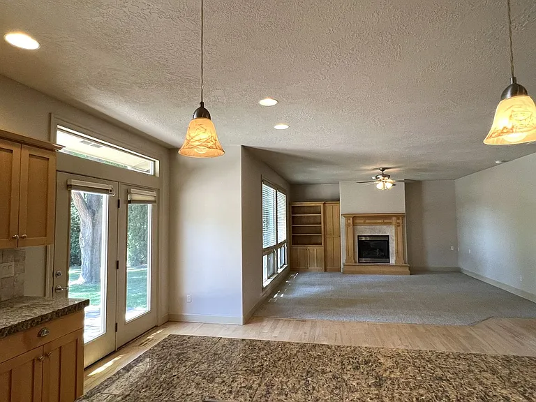 811 E Knoll Ct — Photo 15