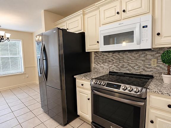 4th image of 17 Applewood Cir