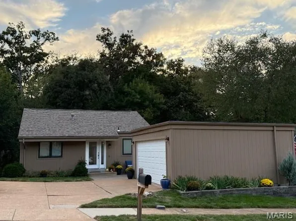 949 Barcroft Woods Ct, Ballwin, MO 63021