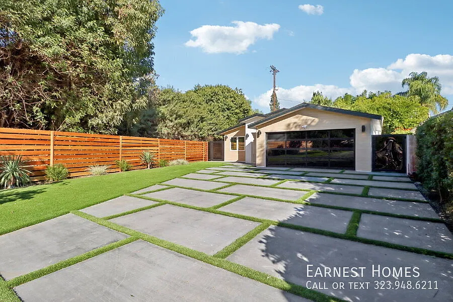 4 + 3 Elegant Sherman Oaks Retreat with Pool, Gourmet Kitchen & 2-Car Garage — Photo 3