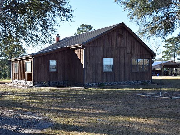 Front view of custom wood cabin 