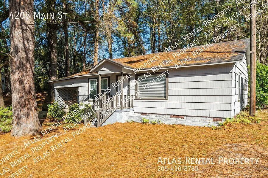 Beautiful 3-Bedroom Home with a Large Yard! Pet Friendly! — Photo 3