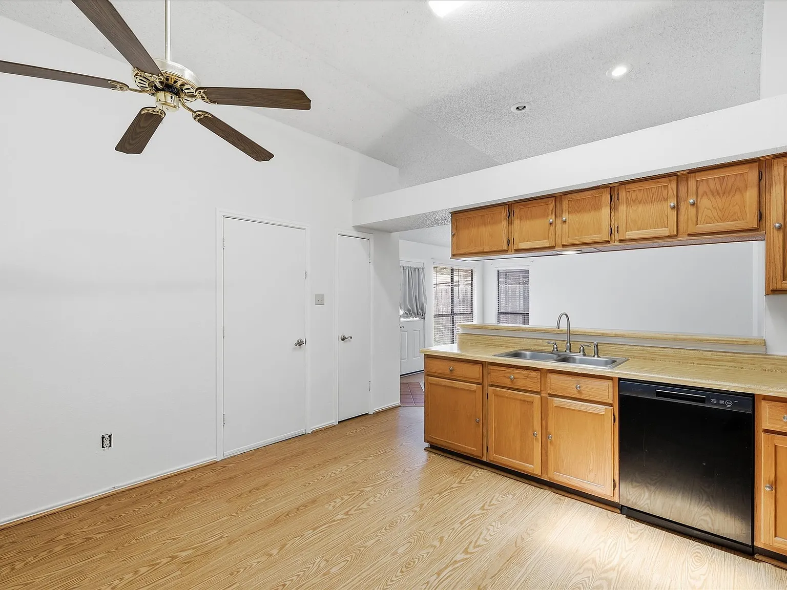 3 bed, 1190 sqft, $2,200 — Photo 4