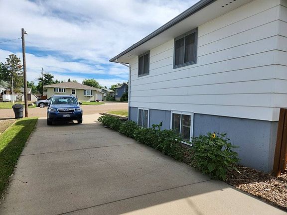 2nd image of 919 Valley Dr