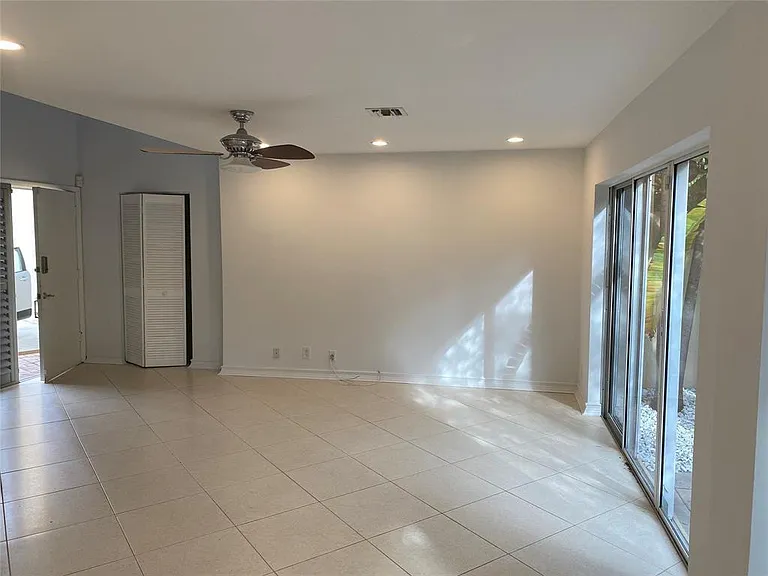 101 SE 15th Ave #E — Photo 6