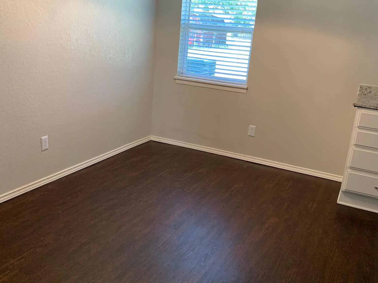 115 Karen St — Photo 3