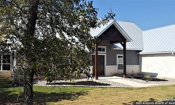 3rd image of 825 Oak Bluff Trl