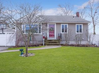 446 Heathcote Rd, Lindenhurst, NY 11757