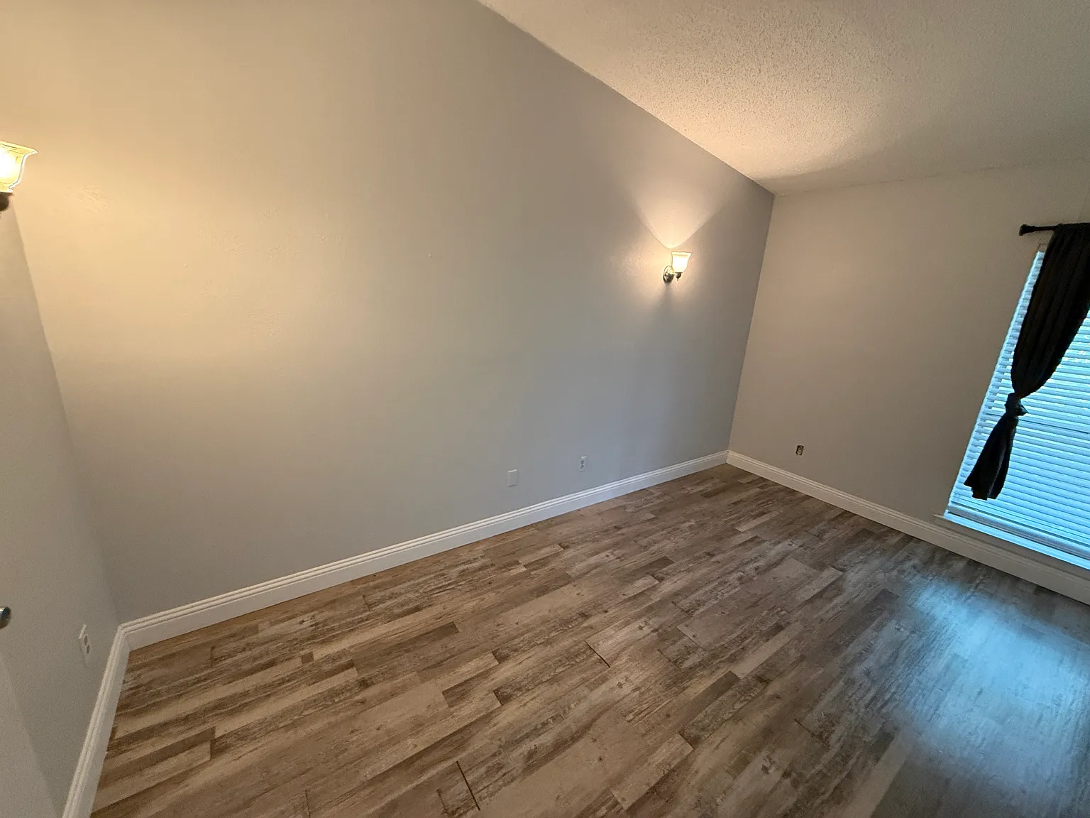 3 bed, 1.5 bath, 1195 sqft, $1,295 — Photo 2