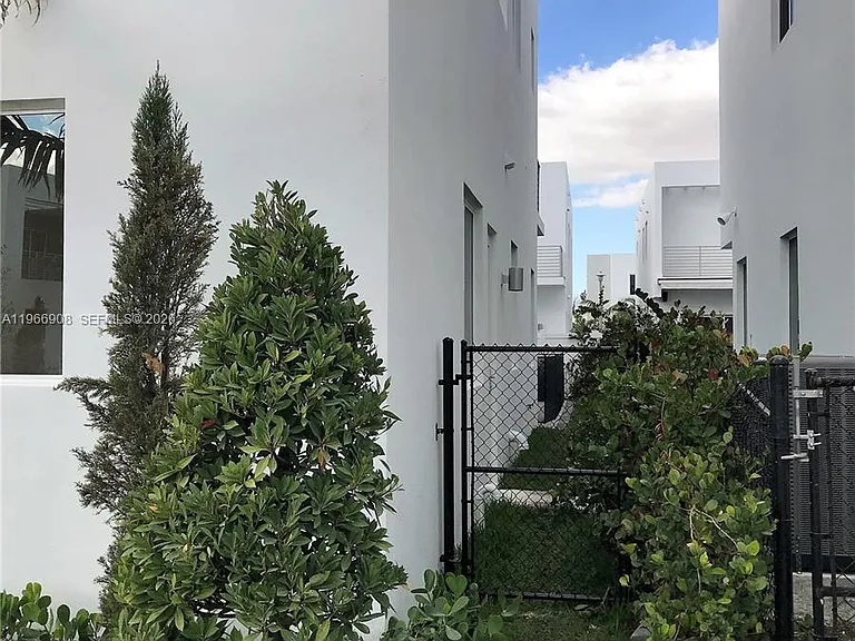 10055 NW 75th St — Photo 45