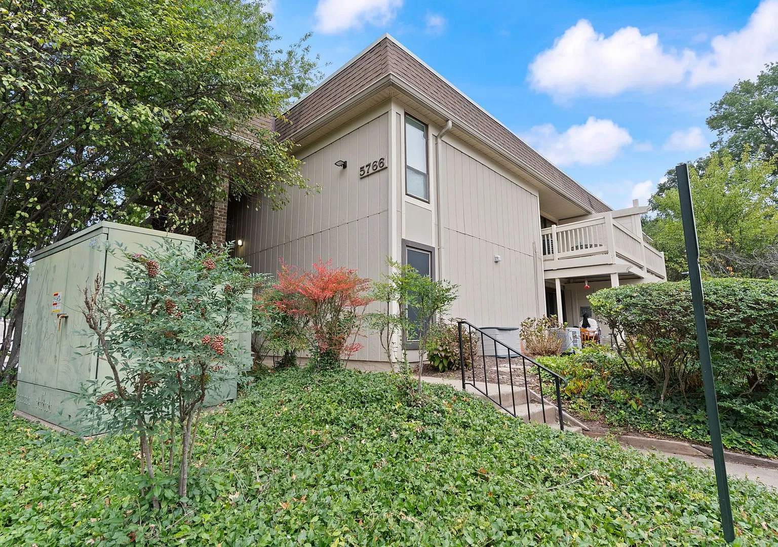 Spacious Springfield Condo in Desirable Neighborhood | 2 Bed, 1 Bath — Photo 1