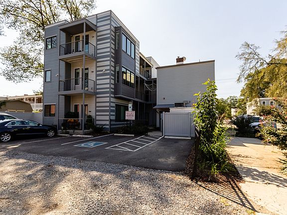 2nd image of 2028 W Cary St APT 2