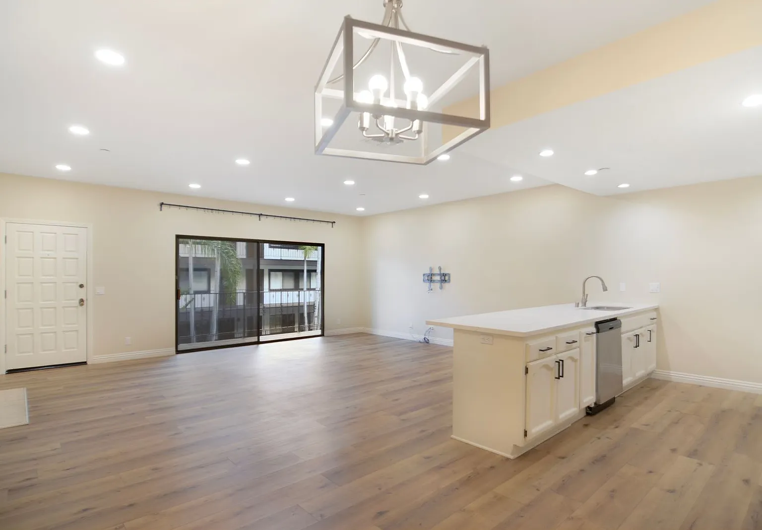 Beautiful 2 Bedroom In Fountain Valley!! — Photo 4