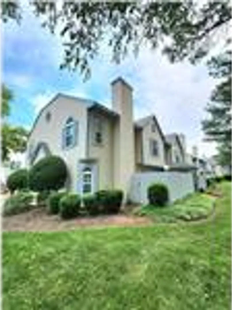 Beautiful updated townhome — Photo 1