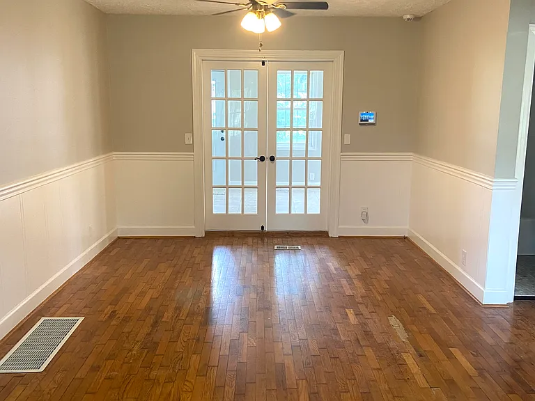 930 Oak Hill Dr — Photo 3