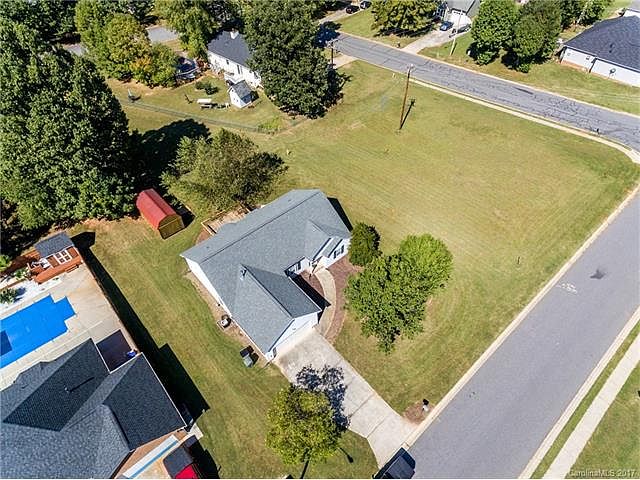 1st image of 401 Linsbury Ct