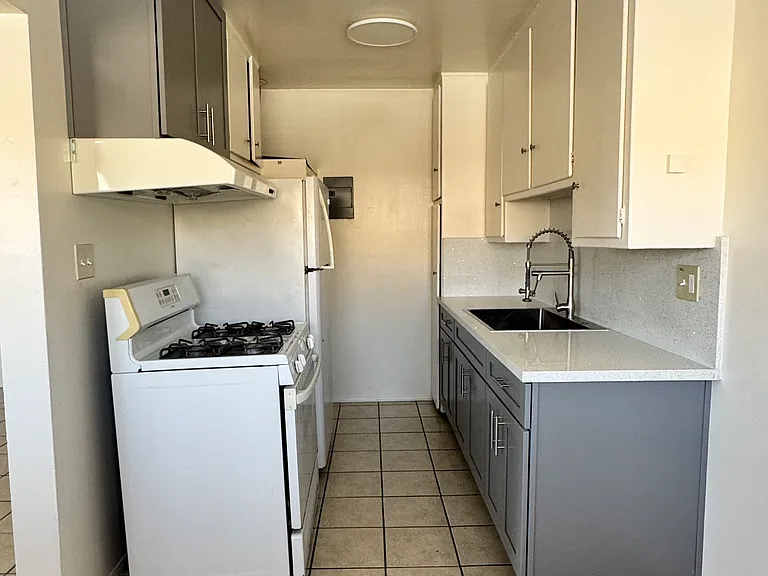 3368 E 67th St #4 — Photo 7