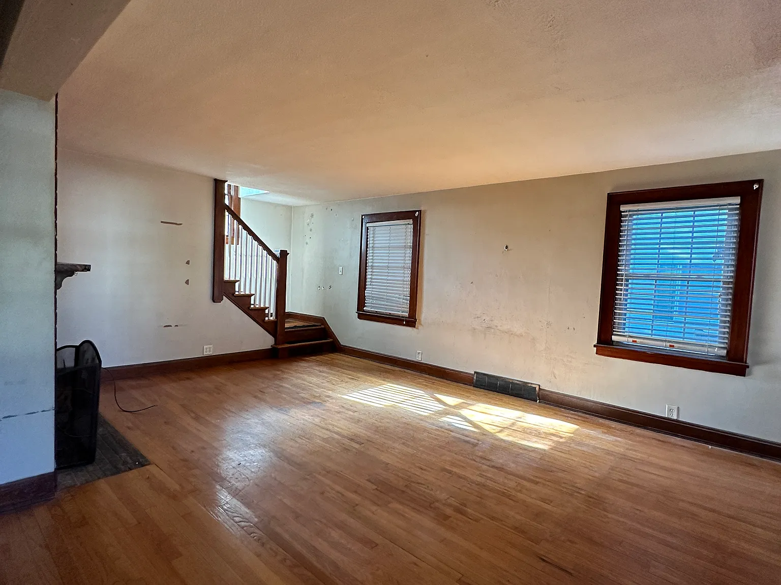 3 bed, 1.5 bath, 1308 sqft, $1,550 — Photo 2
