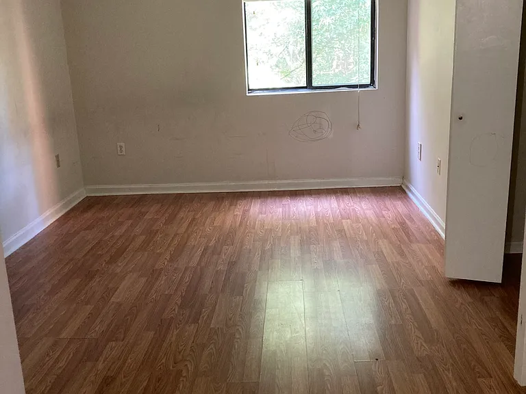 4002 Governors Sq #6 — Photo 8