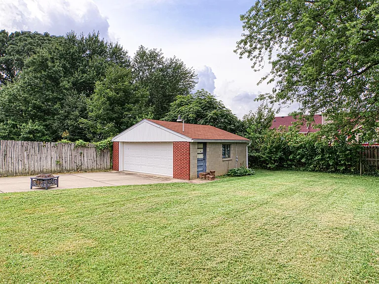 8111 Edsel Ln — Photo 17