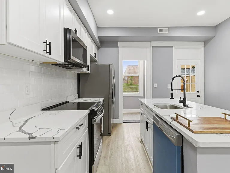 1651 Darley Ave — Photo 5