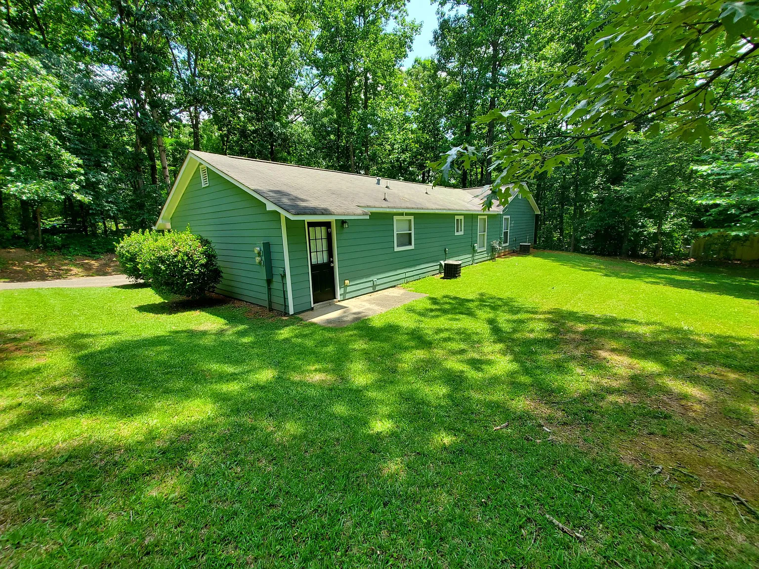 3 bed, 1.5 bath, 1100 sqft, $1,850 — Photo 2