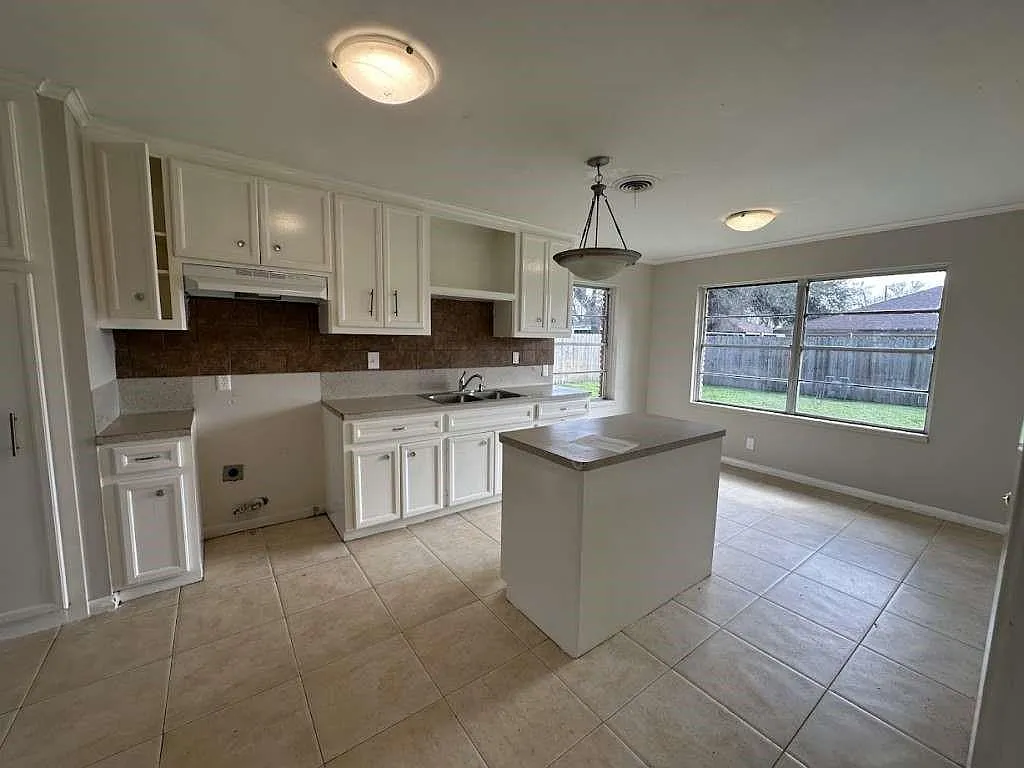 3 bed, 1.0 bath, 1465 sqft, $1,799 — Photo 3