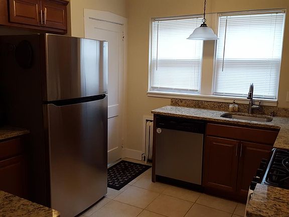 Great appliances and breakfast bar