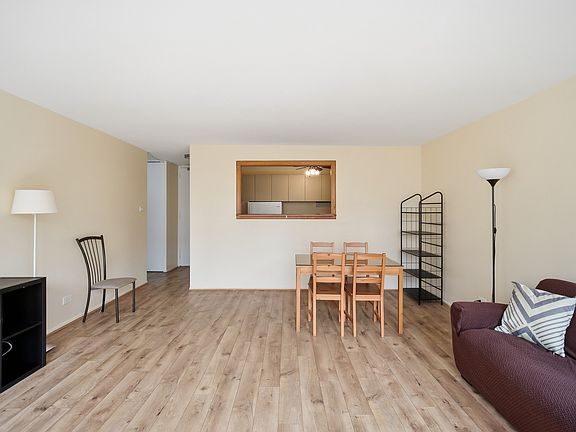 4th image of 1400 E 55th Pl APT 208S