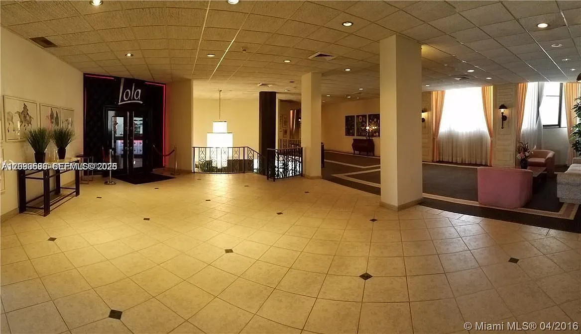 Oceanside Plaza Condo — Photo 2