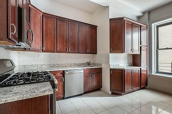 1st image of 1100 Madison Ave APT 3G