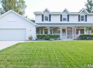 2310 Ridgefield Dr NE, Grand Rapids, MI 49505