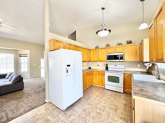 3rd image of 89 Arapaho St