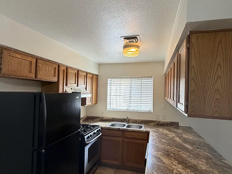 1543 W 12th Ln — Photo 5