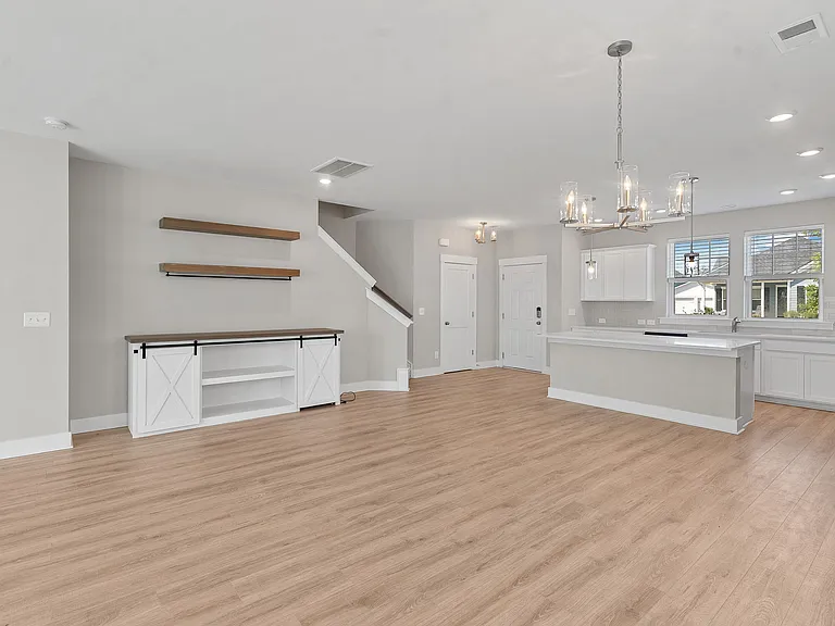 117 Archdale St — Photo 6