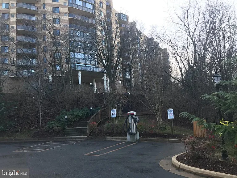 8350 Greensboro Dr #402 — Photo 25