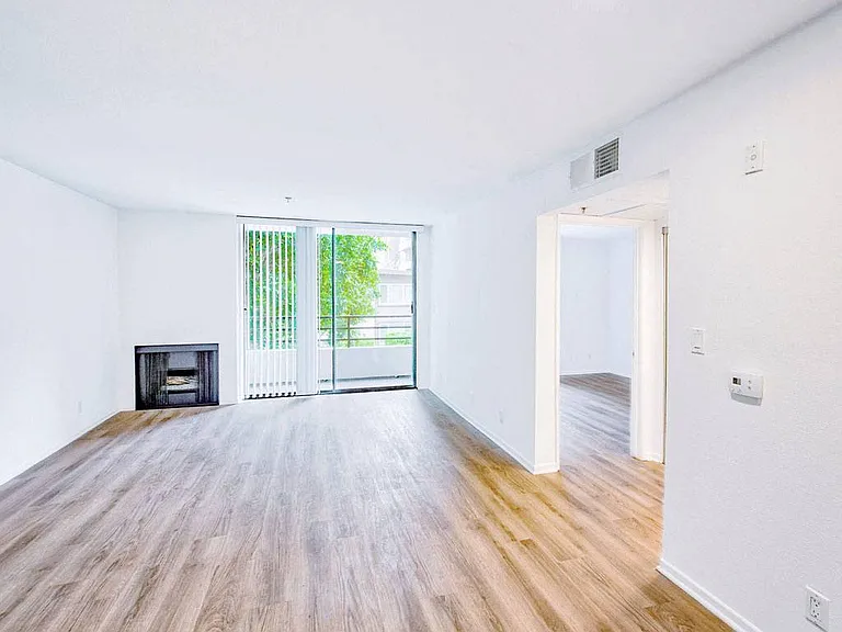 1820 Whitley — Photo 12