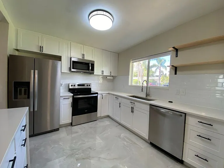 424 Manhattan Ave — Photo 1