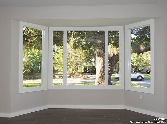 5th image of 1529 W Magnolia Ave